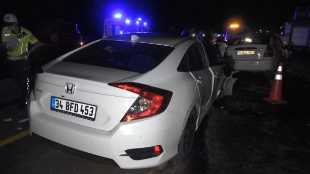 Foto - İki otomobil kafa kafaya çarpıştı: Yaralılar var