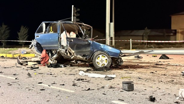 Foto - İki otomobilin karıştığı kazada 3 kişi yaralandı