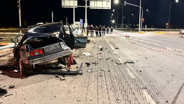 Foto - İki otomobilin karıştığı kazada 3 kişi yaralandı