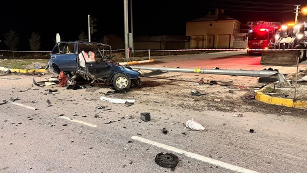 Foto - İki otomobilin karıştığı kazada 3 kişi yaralandı