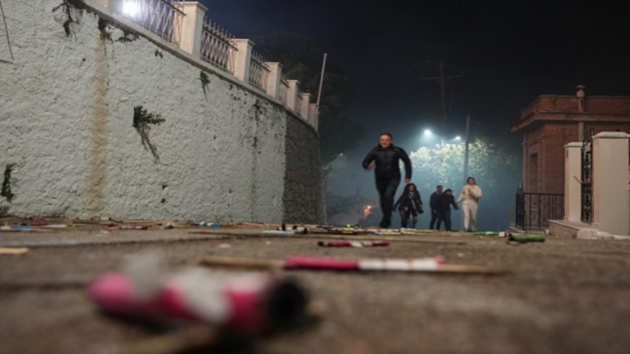 Foto - İki rakip cemaat savaşa tutuştu! Yapıların çevresi tel örgülerle kapatıldı, itfaiye ekipleri yangın riskine karşı bölgede tedbir amaçlı konuşlandırıldı