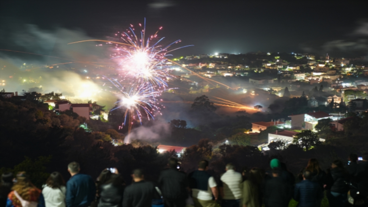 Foto - İki rakip cemaat savaşa tutuştu! Yapıların çevresi tel örgülerle kapatıldı, itfaiye ekipleri yangın riskine karşı bölgede tedbir amaçlı konuşlandırıldı