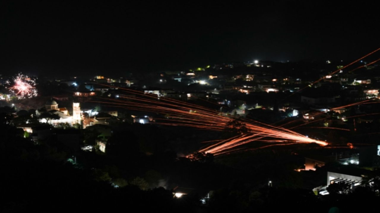 Foto - İki rakip cemaat savaşa tutuştu! Yapıların çevresi tel örgülerle kapatıldı, itfaiye ekipleri yangın riskine karşı bölgede tedbir amaçlı konuşlandırıldı