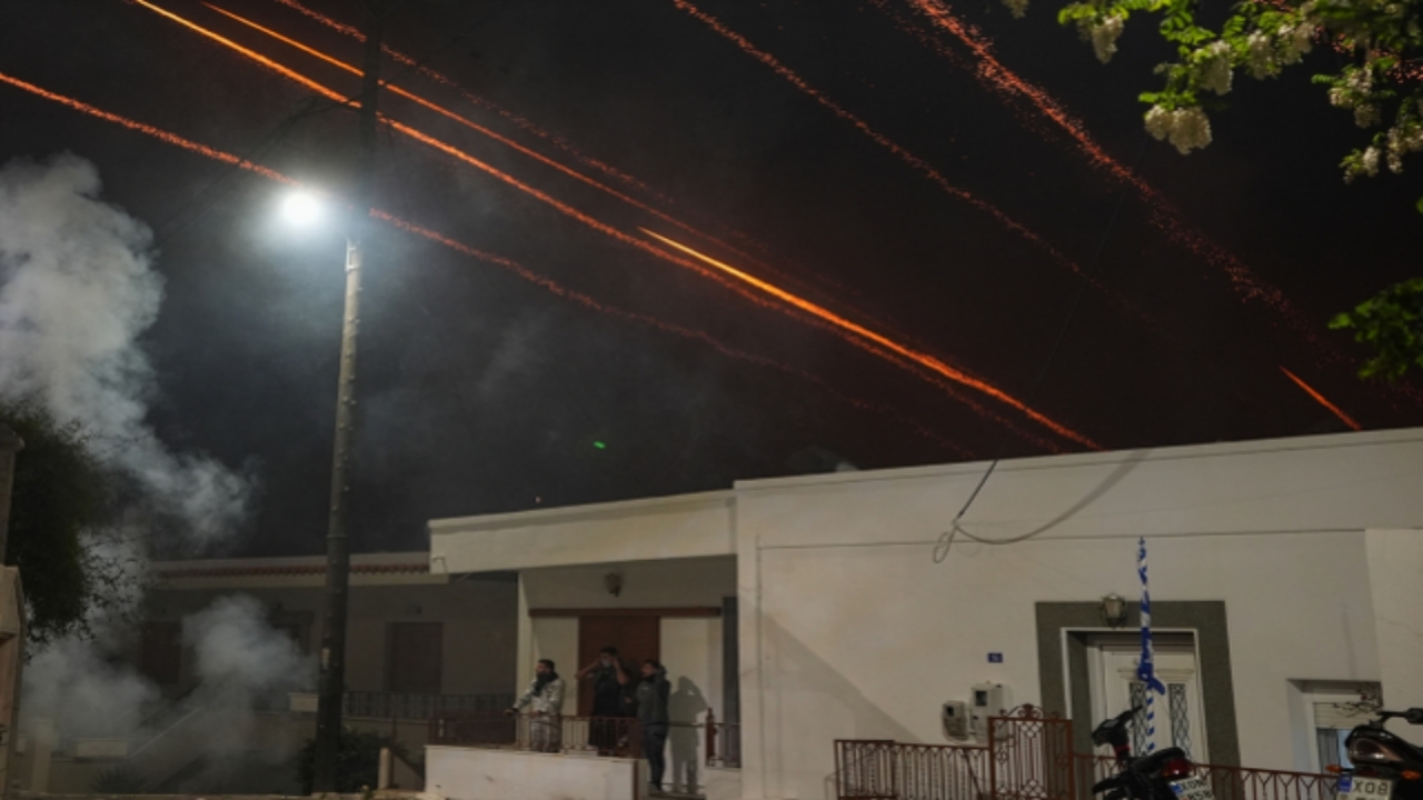 Foto - İki rakip cemaat savaşa tutuştu! Yapıların çevresi tel örgülerle kapatıldı, itfaiye ekipleri yangın riskine karşı bölgede tedbir amaçlı konuşlandırıldı