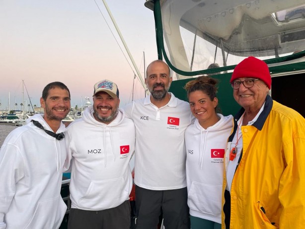 İki Türk sporcu, California'daki Catalina Kanalı'nı 13 saatte yüzerek geçti