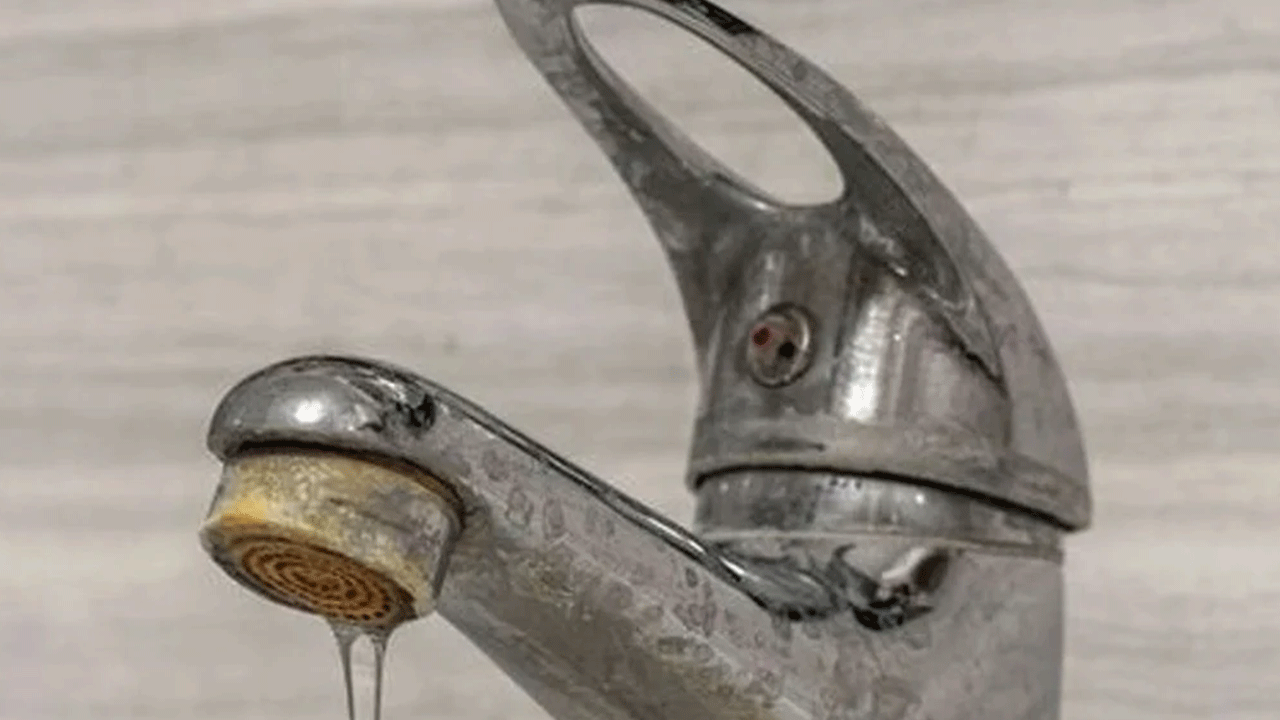 Bir kez kullanmak yetiyor: Musluklardaki kireçleri söküp atıyor!