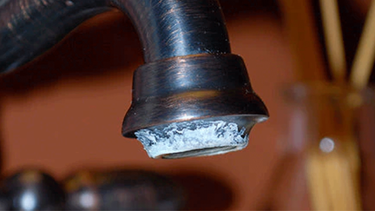 Foto - Bir kez kullanmak yetiyor: Musluklardaki kireçleri söküp atıyor!