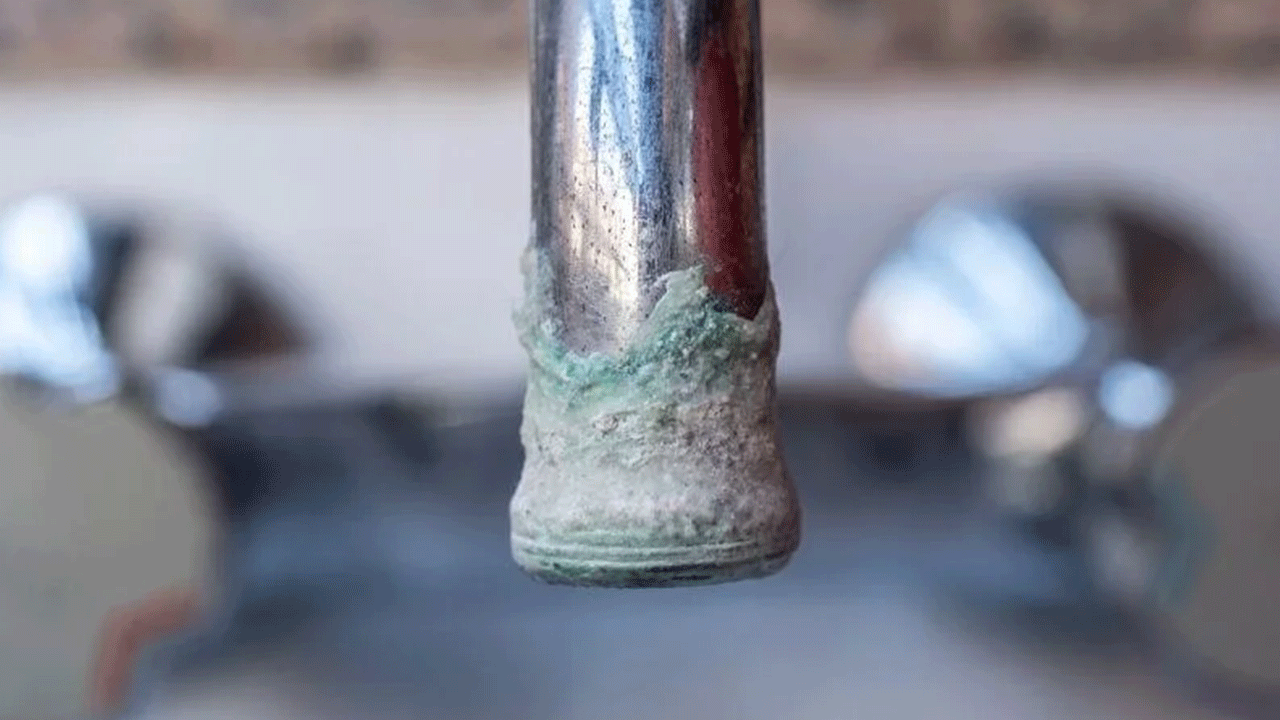 Foto - Bir kez kullanmak yetiyor: Musluklardaki kireçleri söküp atıyor!