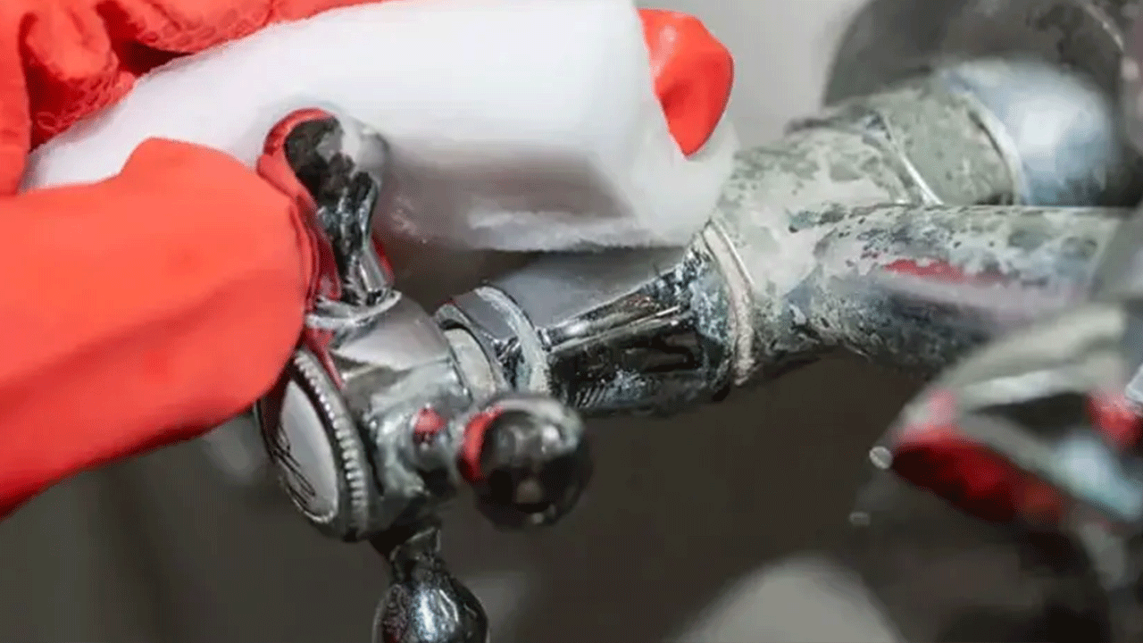 Foto - Bir kez kullanmak yetiyor: Musluklardaki kireçleri söküp atıyor!