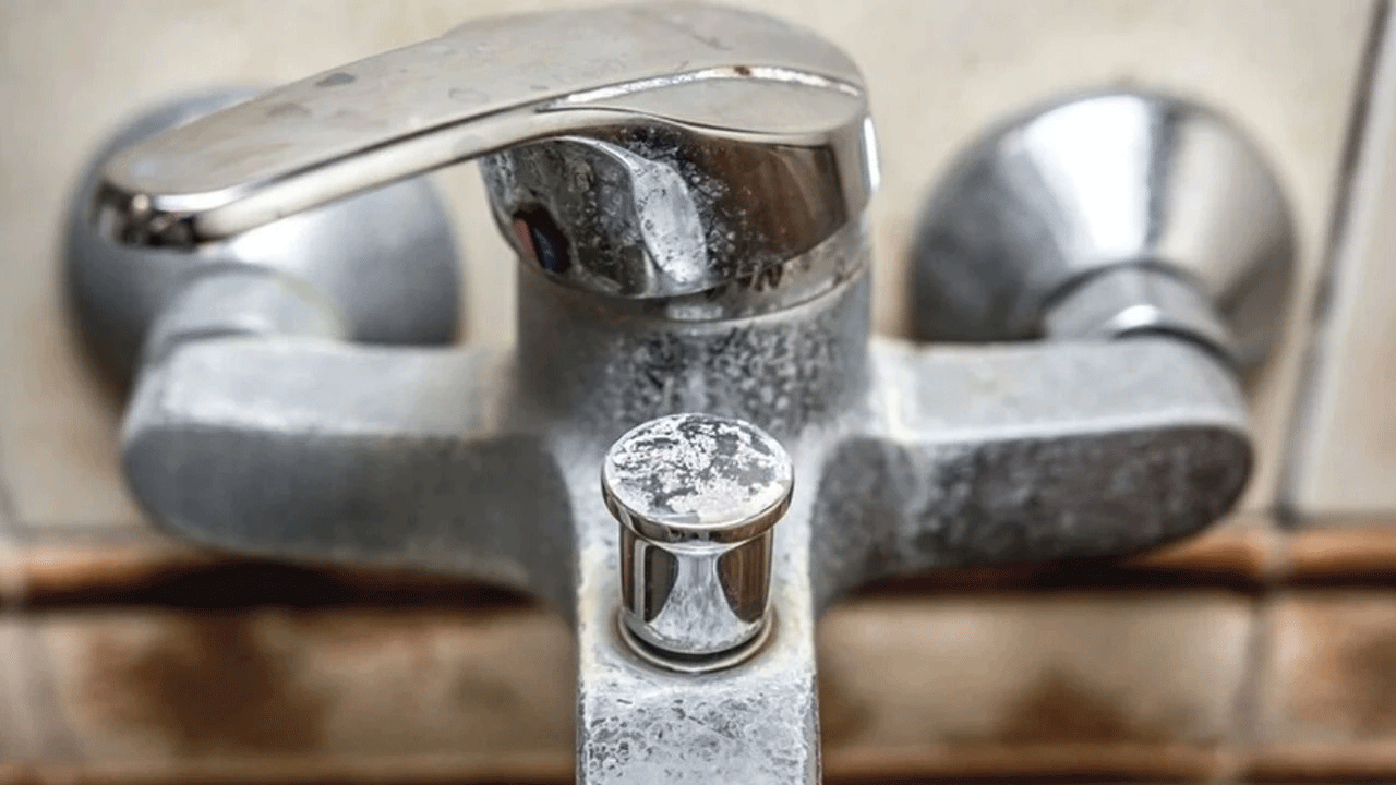 Foto - Bir kez kullanmak yetiyor: Musluklardaki kireçleri söküp atıyor!