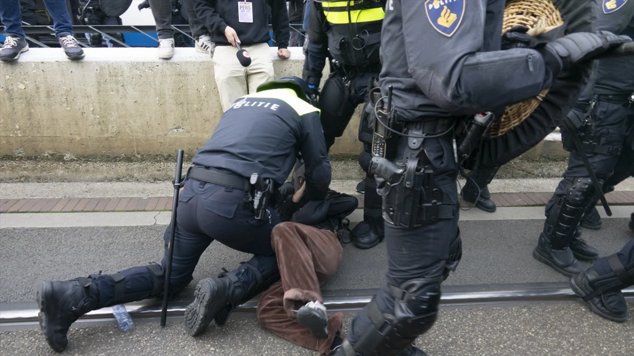 Foto - İkiyüzlü soykırım ortakları! 