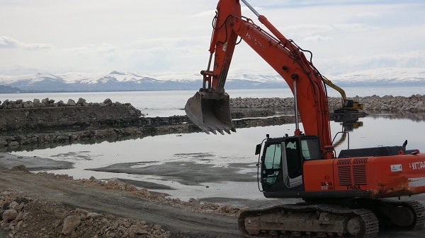 Foto - İklim değişikliğinin sonucu! Van Gölü'nde artık limanlar kullanılamıyor