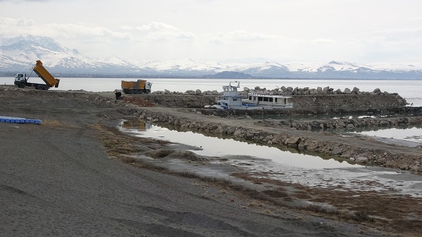 Foto - İklim değişikliğinin sonucu! Van Gölü'nde artık limanlar kullanılamıyor