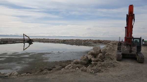 Foto - İklim değişikliğinin sonucu! Van Gölü'nde artık limanlar kullanılamıyor