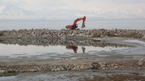 Foto - İklim değişikliğinin sonucu! Van Gölü'nde artık limanlar kullanılamıyor