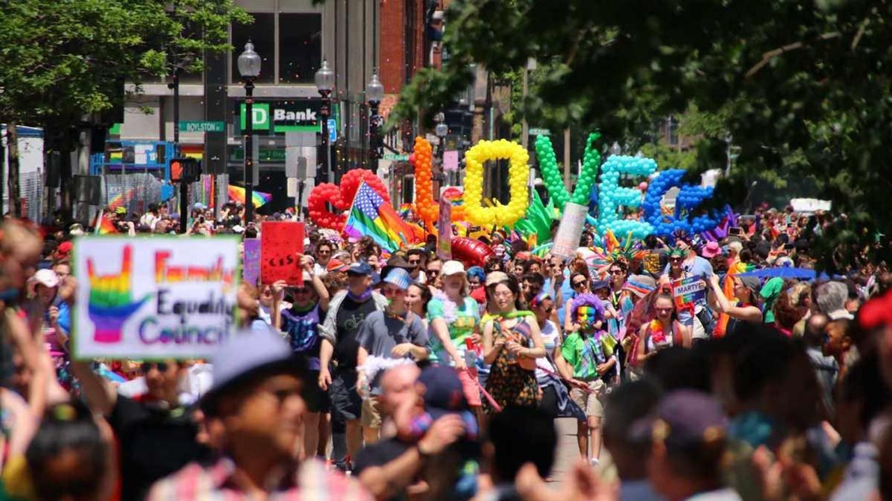 Foto - İlahi bir uyarı mı? Yangının pençesindeki Kaliforniya LGBT yuvası çıktı