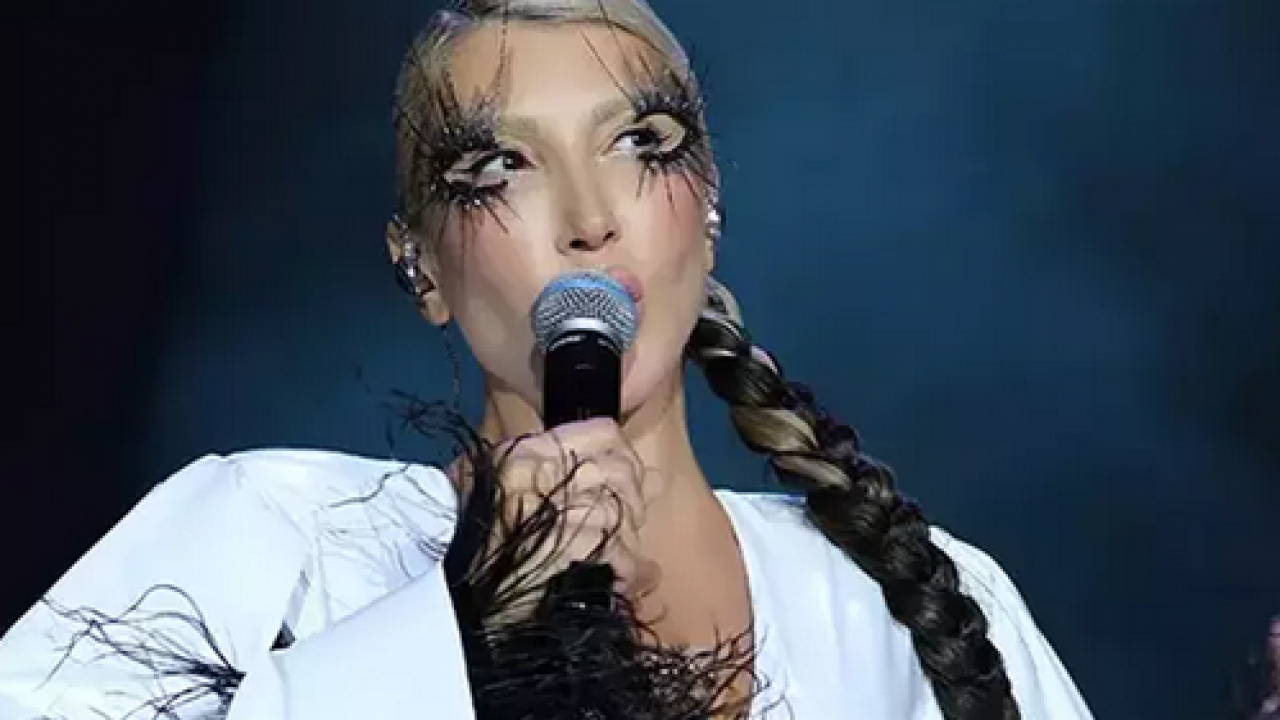 Foto - İlan etti bir de üstelik! Teşhirci Hande Yener adlı şarkıcıdan akıl oyunları!?! Ciddiye alalım mı seni acaba?