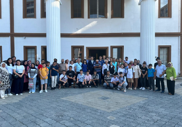 Foto - İlçe Kaymakamı ve Belediye başkanı el ele verdi! öğrenciler bayram etti