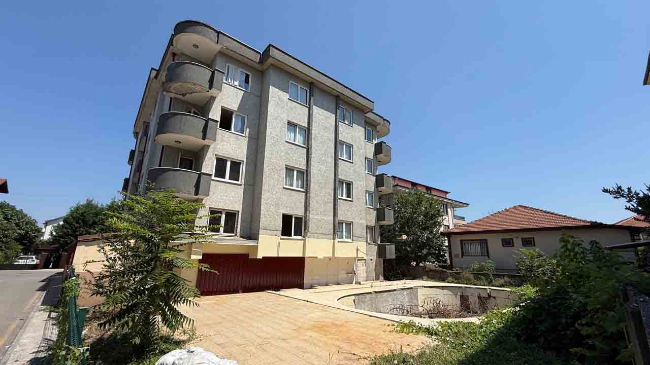 İlçe sakinleri isyanda! Bu binadan pislik akıyor