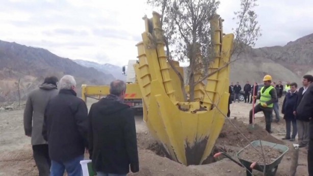 Foto - İlçe yedinci kez taşınacak! Ağaçlar sökülüyor