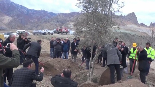Foto - İlçe yedinci kez taşınacak! Ağaçlar sökülüyor