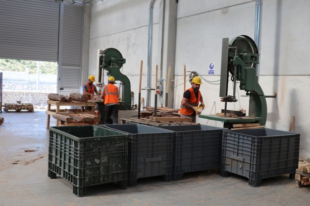Foto - İlçede kurdukları fabrikayla sanayinin yükünü taşıyan paletleri üretiyorlar