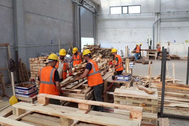Foto - İlçede kurdukları fabrikayla sanayinin yükünü taşıyan paletleri üretiyorlar
