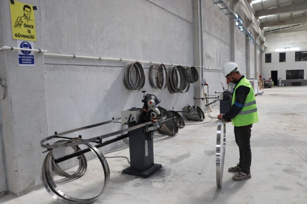 Foto - İlçede kurdukları fabrikayla sanayinin yükünü taşıyan paletleri üretiyorlar