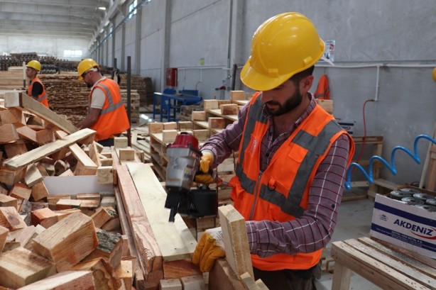Foto - İlçede kurdukları fabrikayla sanayinin yükünü taşıyan paletleri üretiyorlar