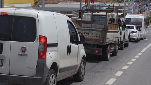 Foto - İlçede tedirgin eden görüntü! Yasak kalkınca binlerce araç giriş yaptı