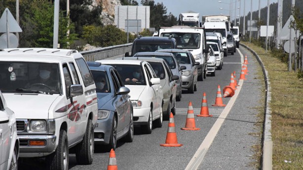 Foto - İlçede tedirgin eden görüntü! Yasak kalkınca binlerce araç giriş yaptı