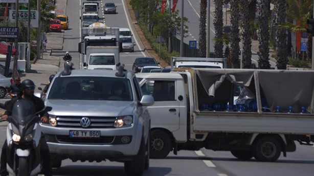 Foto - İlçede tedirgin eden görüntü! Yasak kalkınca binlerce araç giriş yaptı