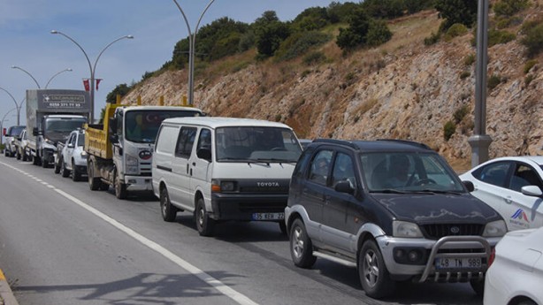 Foto - İlçede tedirgin eden görüntü! Yasak kalkınca binlerce araç giriş yaptı