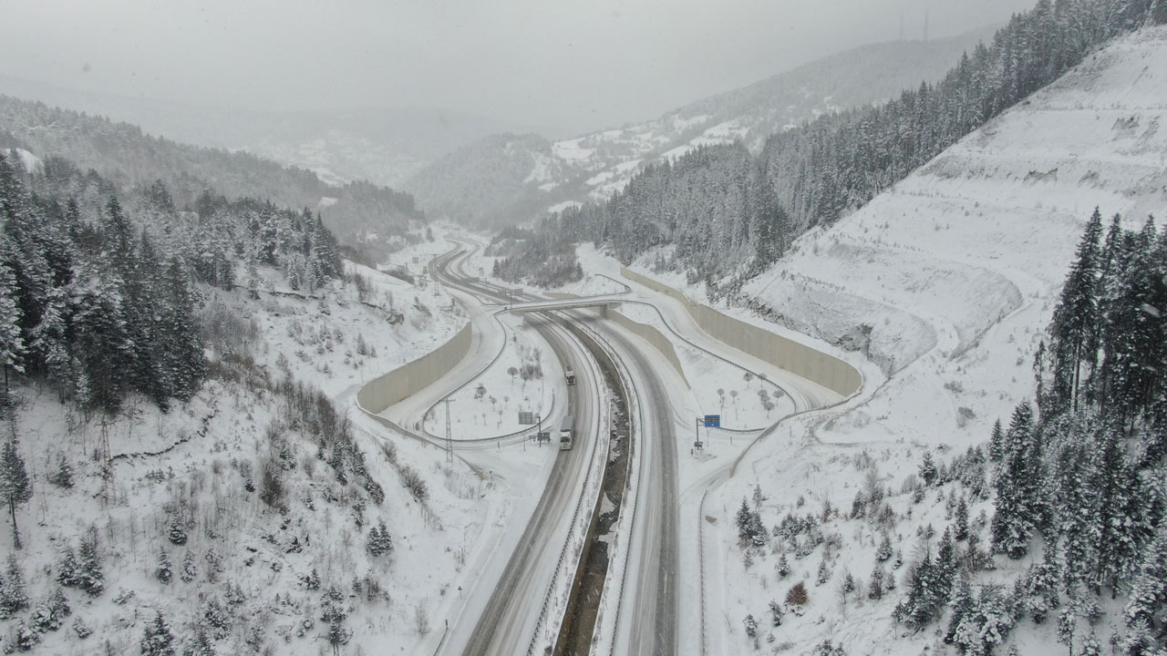 Ilgaz Dağı baharda beyaza büründü! Kar kalınlığı 50 santimetreyi aştı