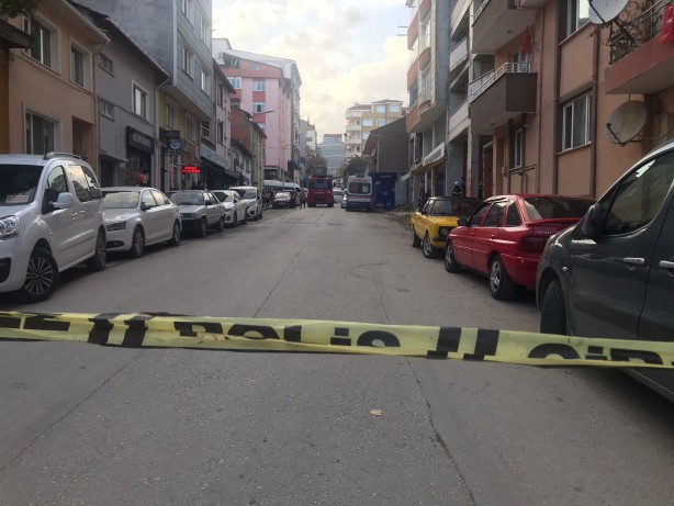 Foto - İlginç anlar! İntihar girişiminde bulunan şahıs ekiplere taş fırlattı