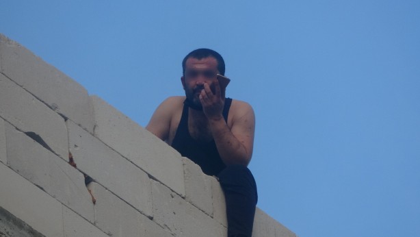 Foto - İlginç anlar! İntihar girişiminde bulunan şahıs ekiplere taş fırlattı