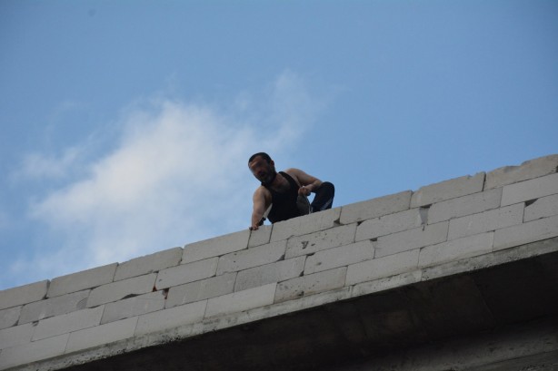 Foto - İlginç anlar! İntihar girişiminde bulunan şahıs ekiplere taş fırlattı