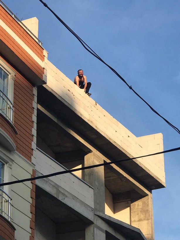 Foto - İlginç anlar! İntihar girişiminde bulunan şahıs ekiplere taş fırlattı