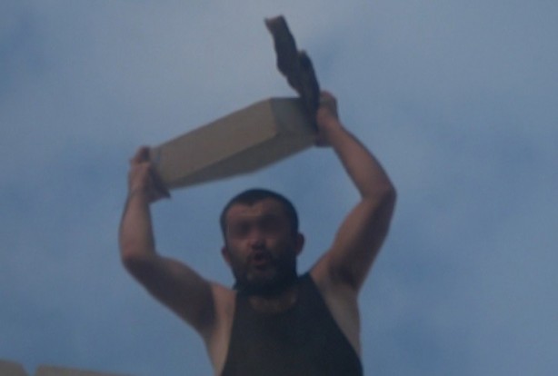 İlginç anlar! İntihar girişiminde bulunan şahıs ekiplere taş fırlattı