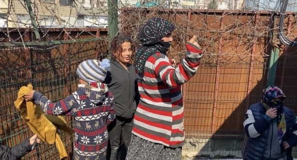 Foto - İlginç anlar! Yakalanan dilenciler önce ağladı sonra göbek attı