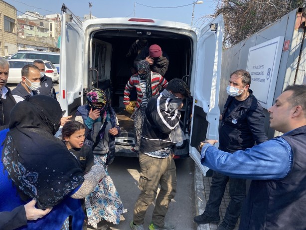 Foto - İlginç anlar! Yakalanan dilenciler önce ağladı sonra göbek attı