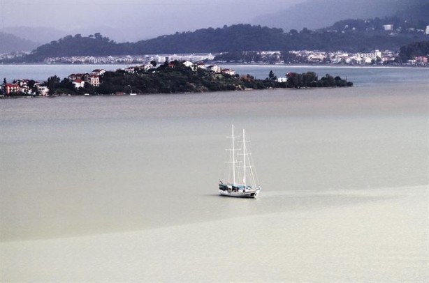 Foto - İlginç görüntü! Fethiye'de denizin rengi değişti