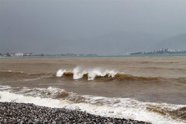 Foto - İlginç görüntü! Fethiye'de denizin rengi değişti