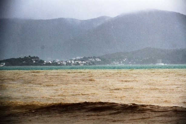 Foto - İlginç görüntü! Fethiye'de denizin rengi değişti