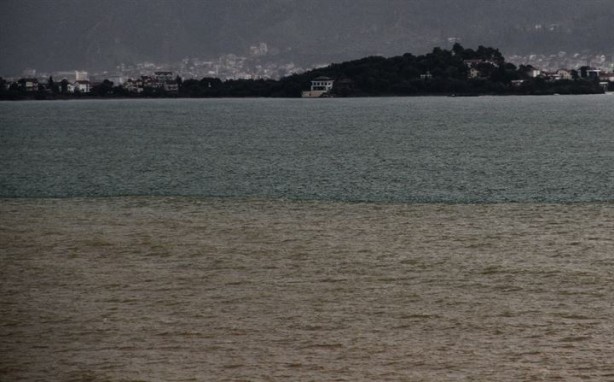 Foto - İlginç görüntü! Fethiye'de denizin rengi değişti