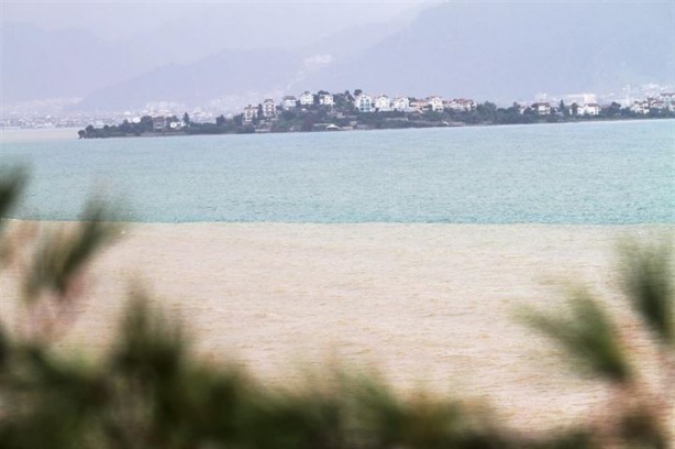 Foto - İlginç görüntü! Fethiye'de denizin rengi değişti