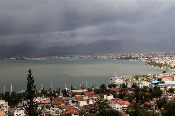 Foto - İlginç görüntü! Fethiye'de denizin rengi değişti