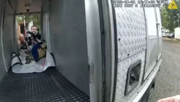 İlginç olay! Timsahla uyuduğunu görenler ertesi gün adamı bulamadı