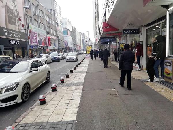Foto - İlginç uygulama! Buzlanan kaldırımlara halı serdiler