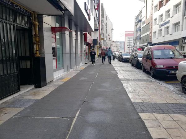 Foto - İlginç uygulama! Buzlanan kaldırımlara halı serdiler